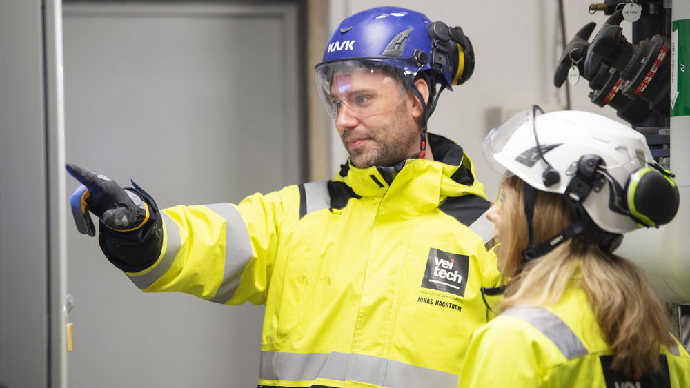 Lagerlokal med ICA transportbil. 