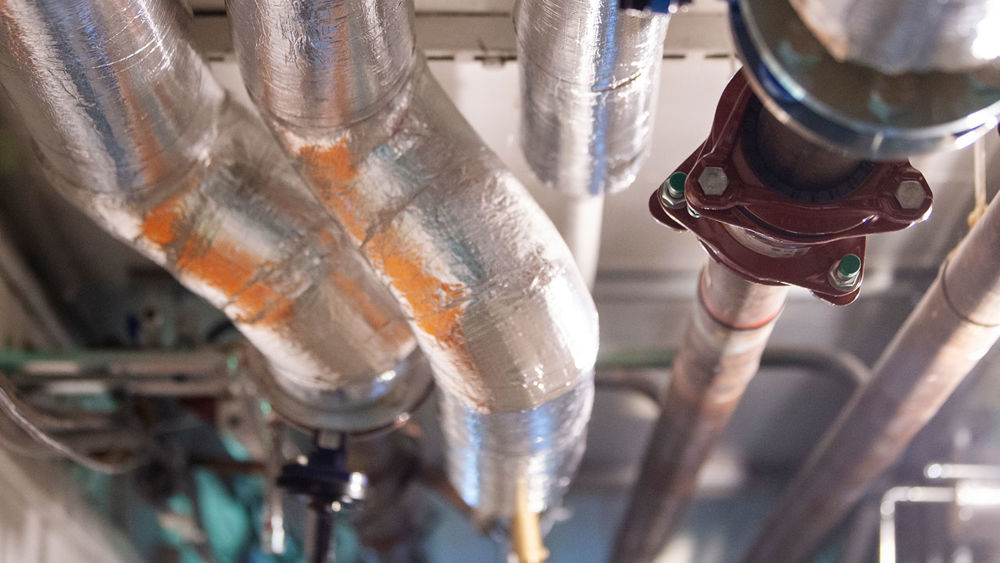 Närbild av rör i ett tak