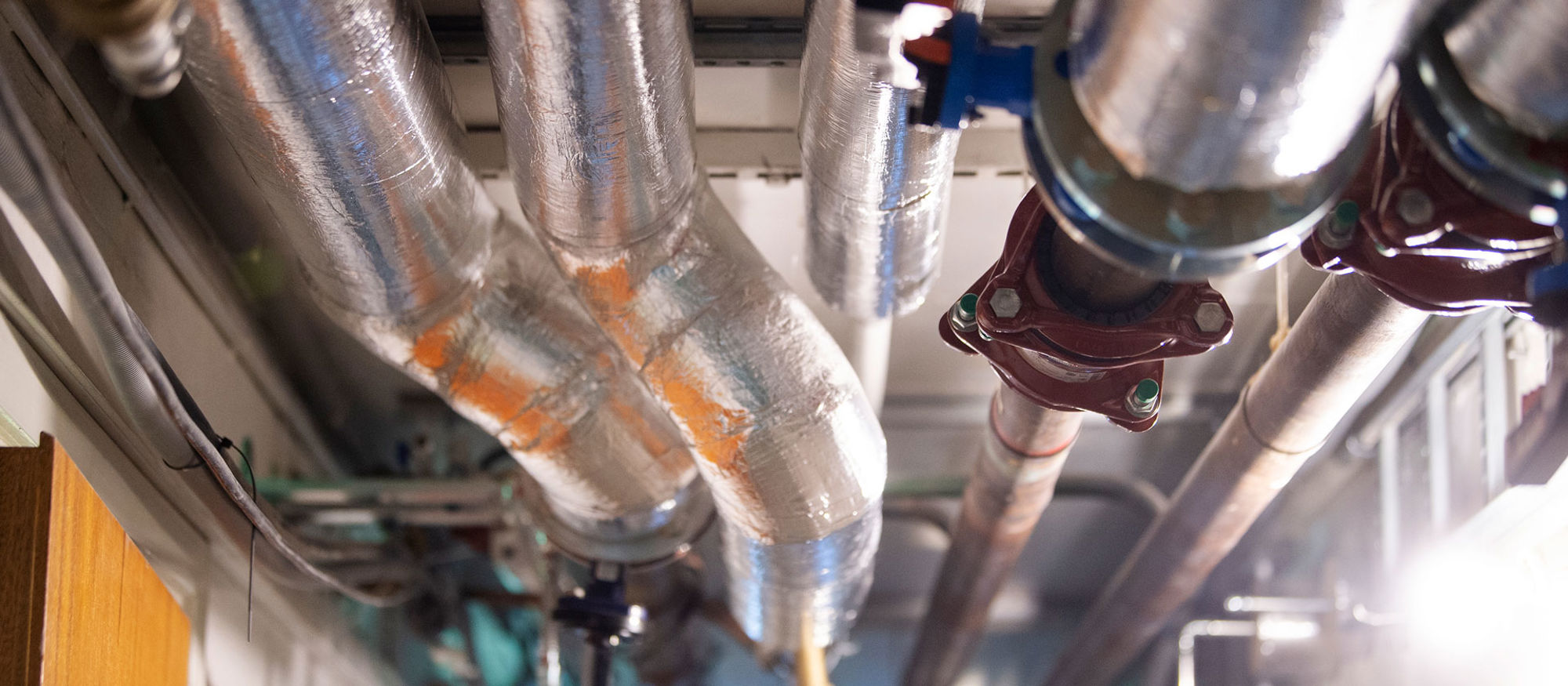 Närbild av rör i ett tak