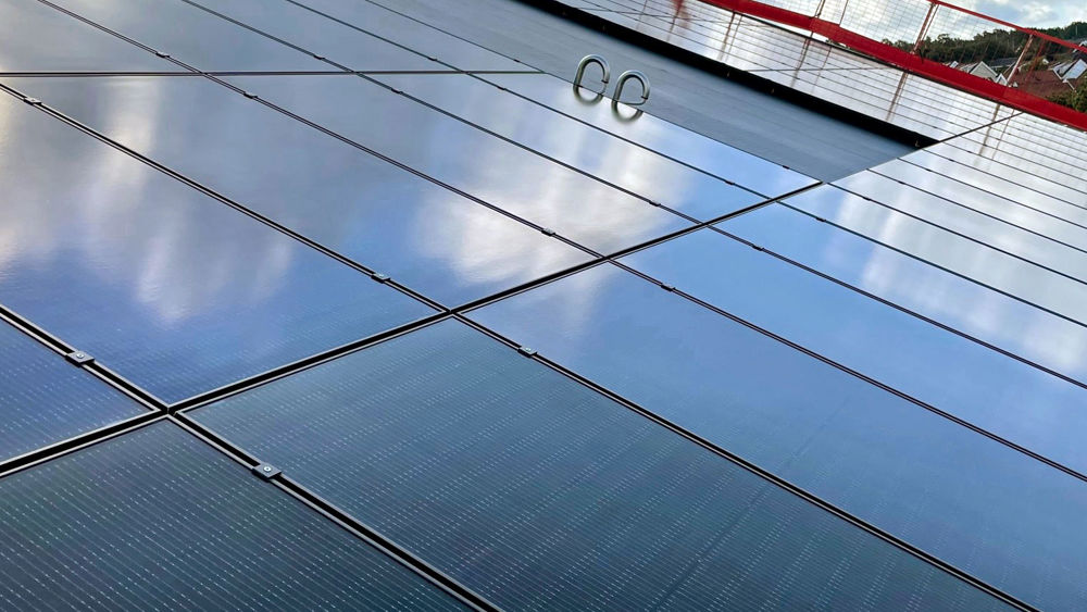 Solpaneler på ett tak