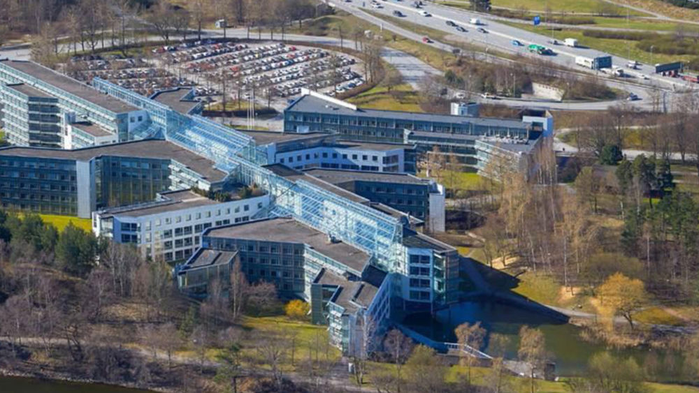 SAS-byggnaden, Frösundavik. Flygbild över stort kontorskomplex med många glasytor