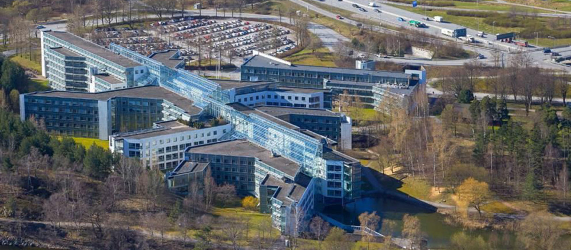 SAS-byggnaden, Frösundavik. Flygbild över stort kontorskomplex med många glasytor
