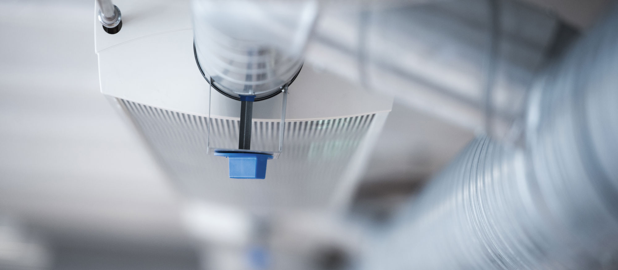 Farinet, Farsta. Ett rödfärgat flerfamiljshus med vita fönsterkarmar. med en lekstuga i förgrunden. 