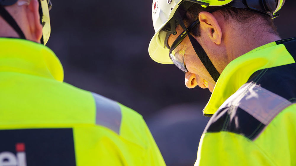 Två medarbetare på Veitech