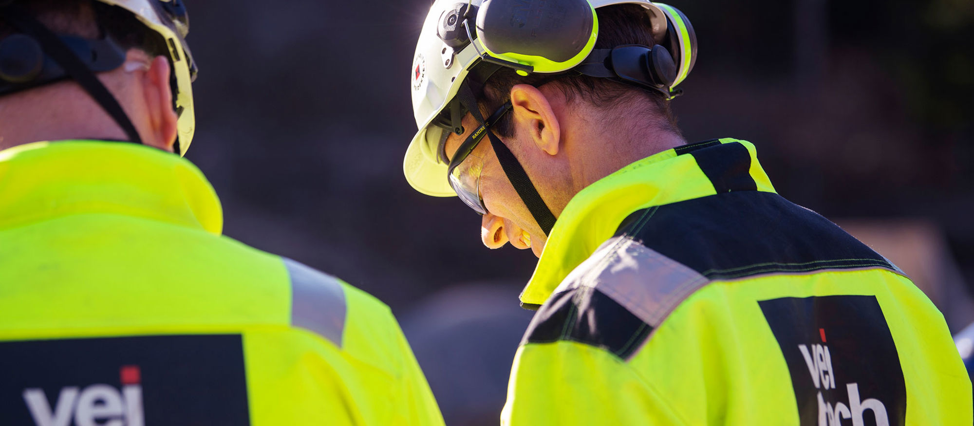 Två medarbetare på Veitech