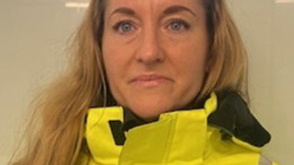 Porträtt av kvinna i varsel käder med lång brunt hår: Thereze Hammar