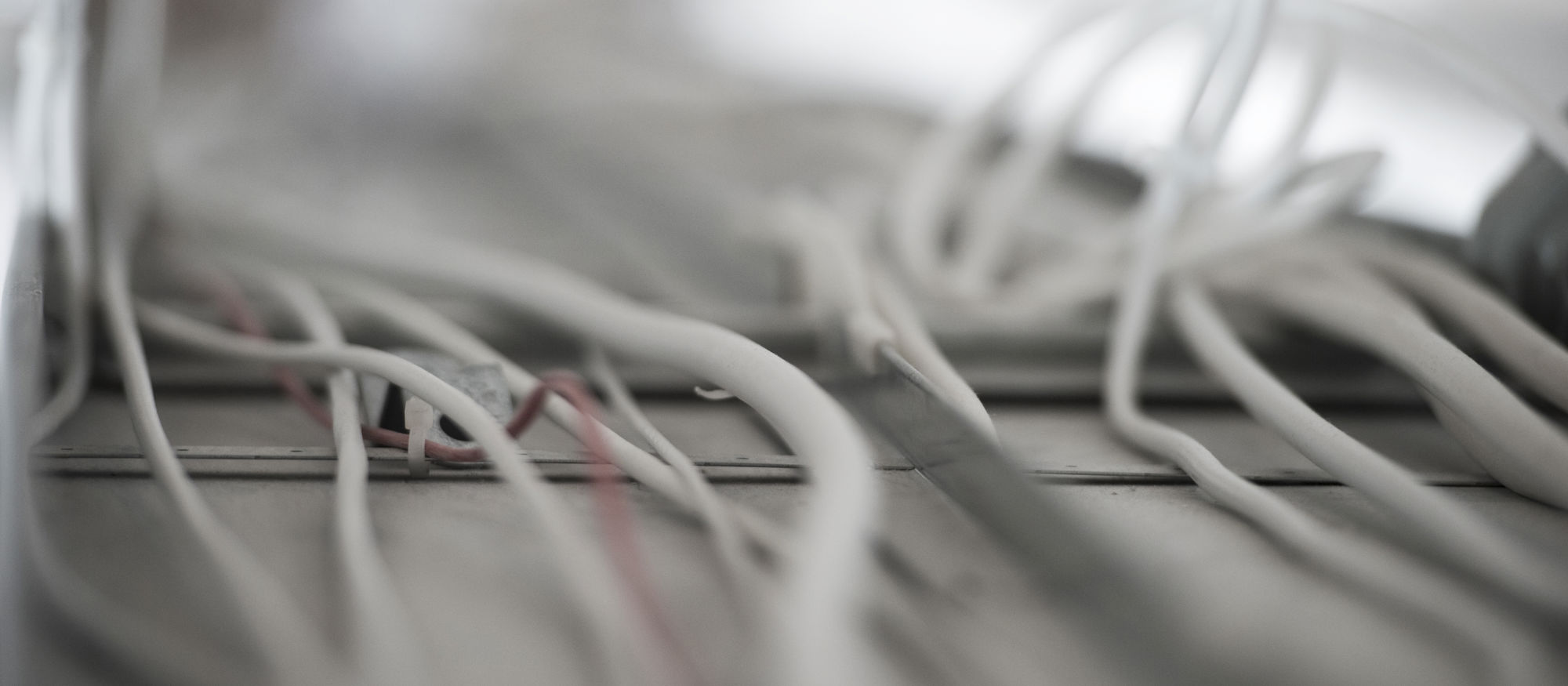 Parkering med beigea hyresfastigheter i bakgrunden. Dillö i Farsta, Stockholm