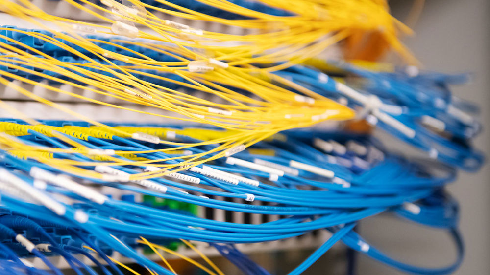 Närbild på elkablar.