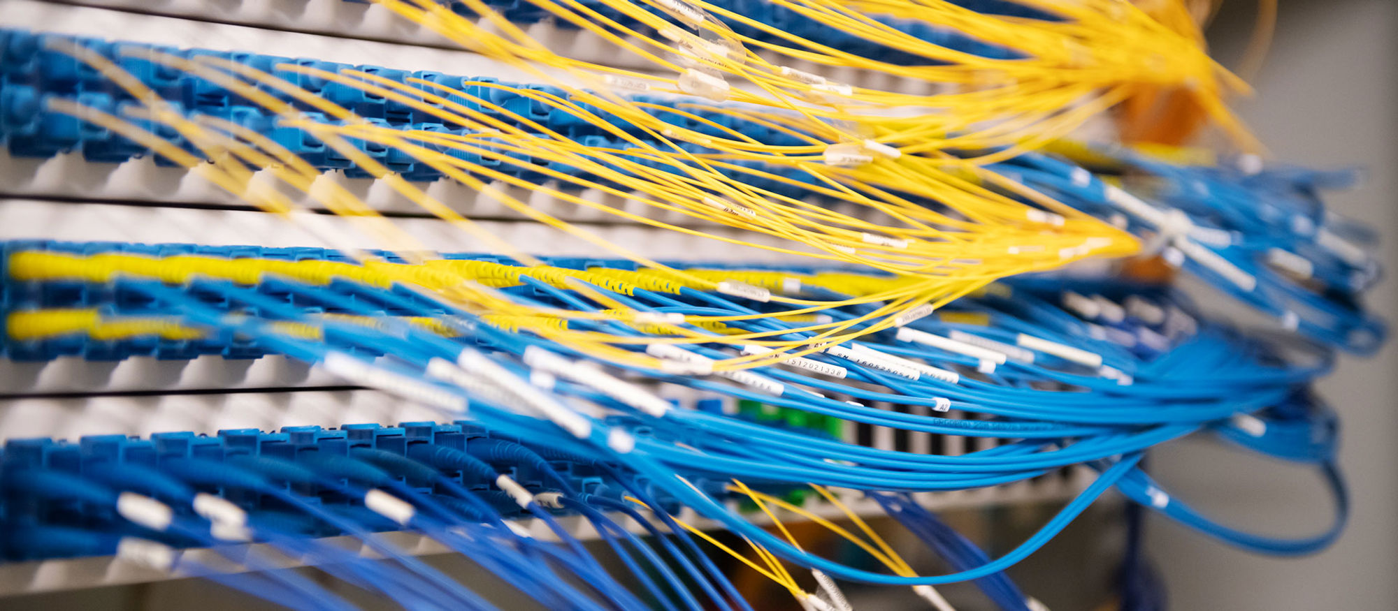 Närbild på elkablar.