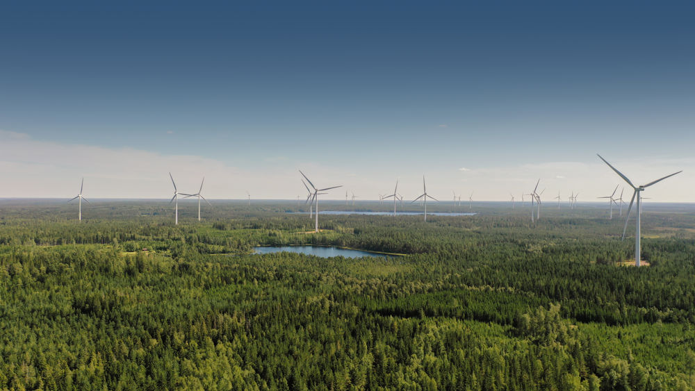 Tvinnesheda vindkraftspark. Ett antal vindkraftverk i skogsmiljö med sjöar