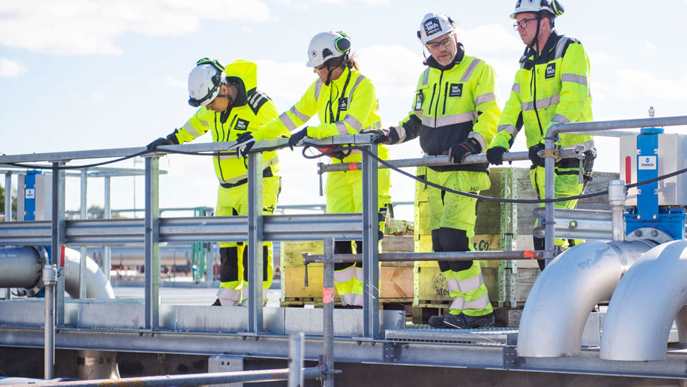 Kollegor på Veitech står och pratar.